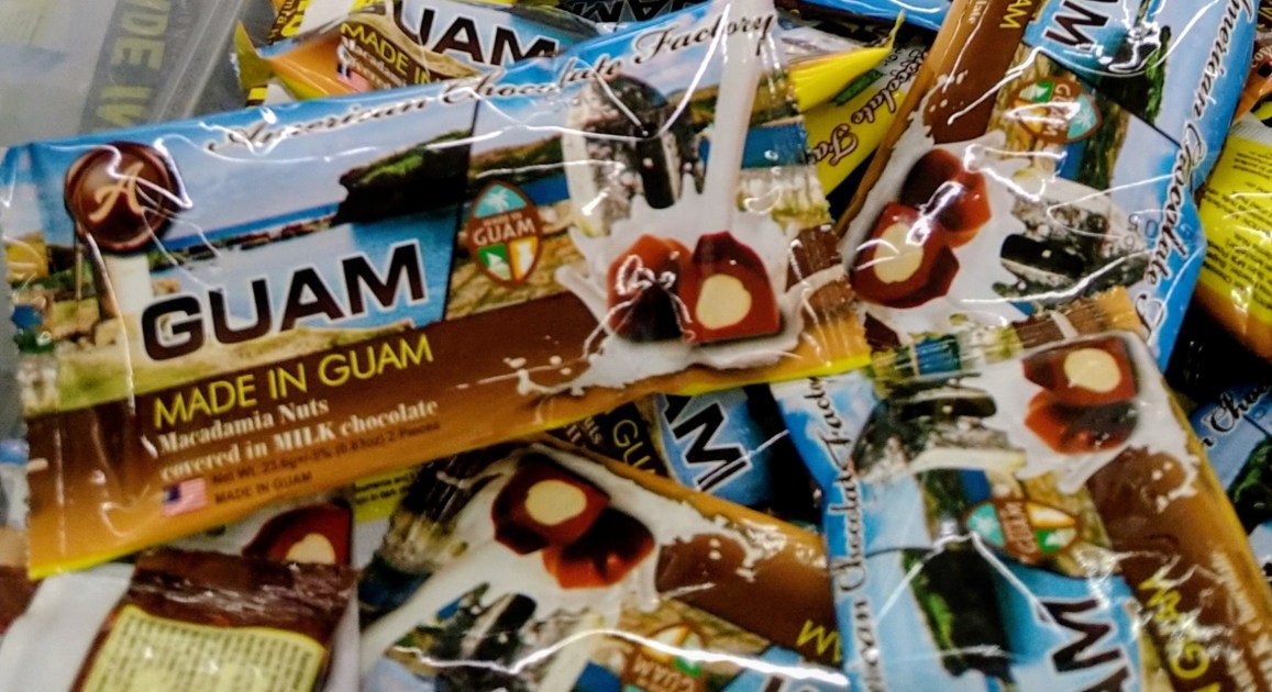 2ピースのマカダミアナッツチョコレート