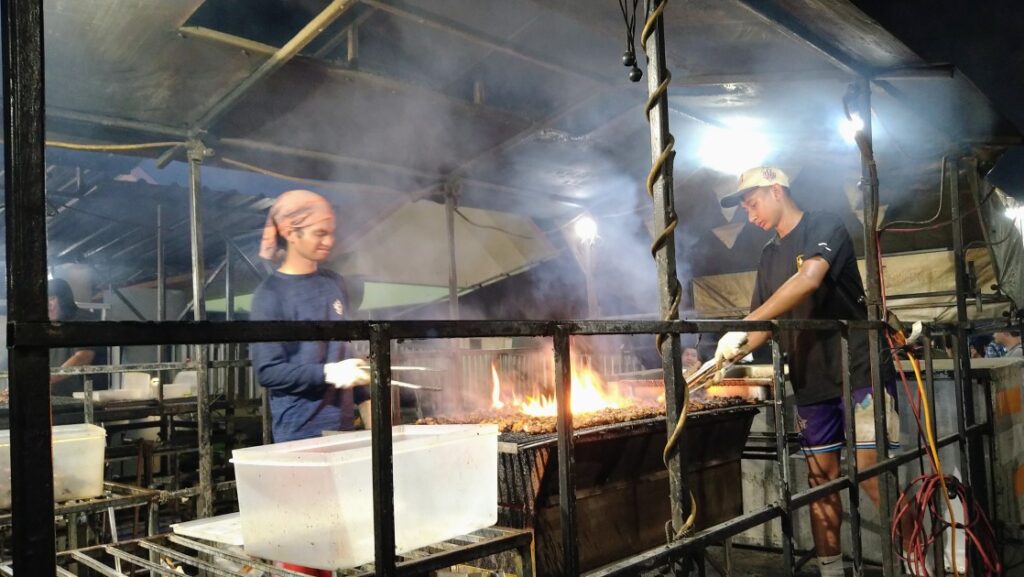 肉を焼くスタッフ