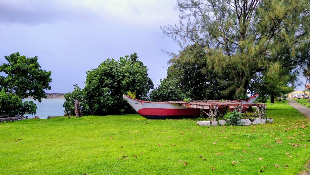 カヌーが置かれた公園