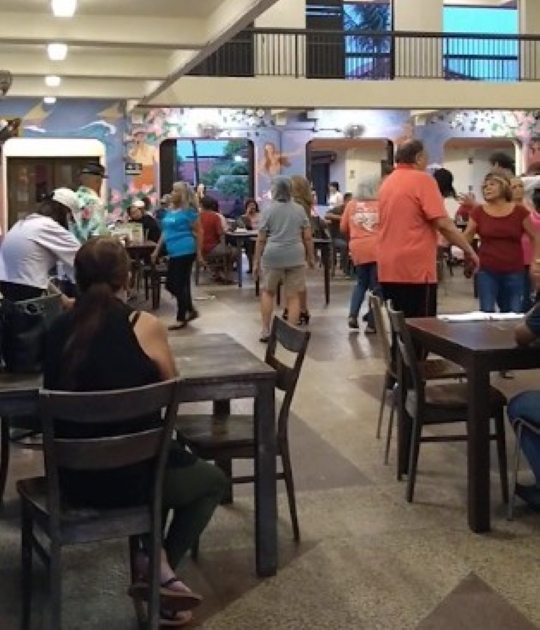 パビリオンでダンスを楽しむ人々