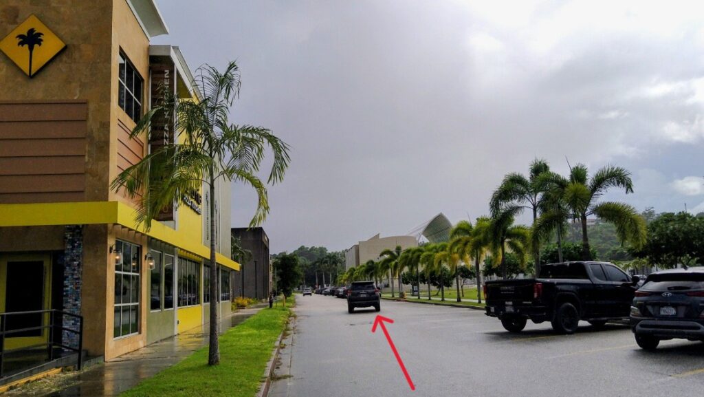 カリフォルニア・ピザ・キッチン前の駐車場