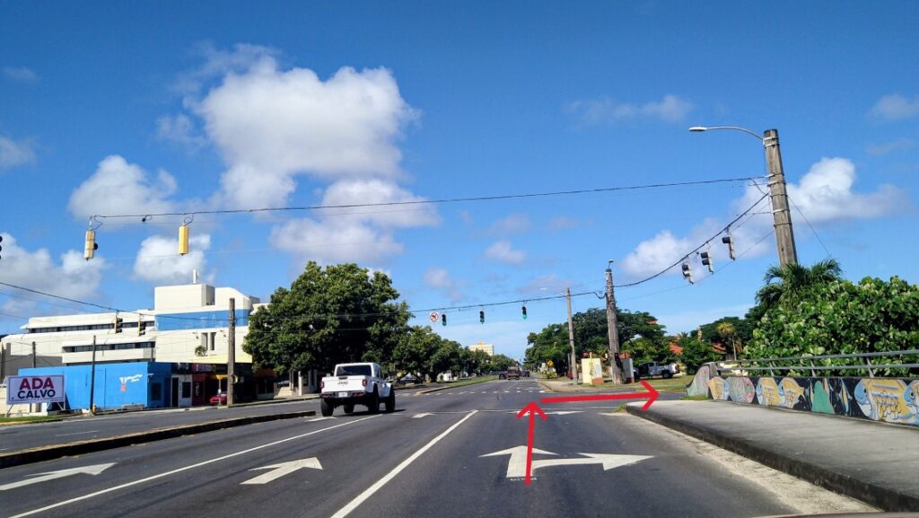 右折する交差点