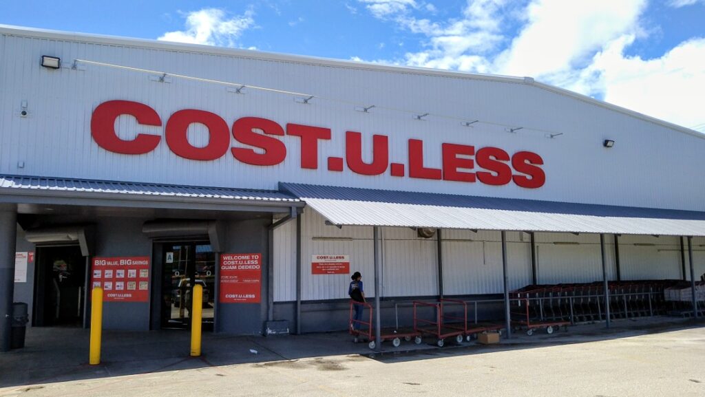 倉庫型店舗「コスト・ユー・レス（Cost.U.Less）」