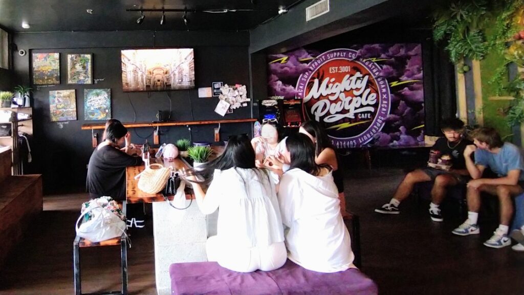 グアム「Mighty Purple Cafe」店内