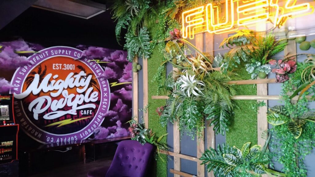 グアム「Mighty Purple Cafe」店内