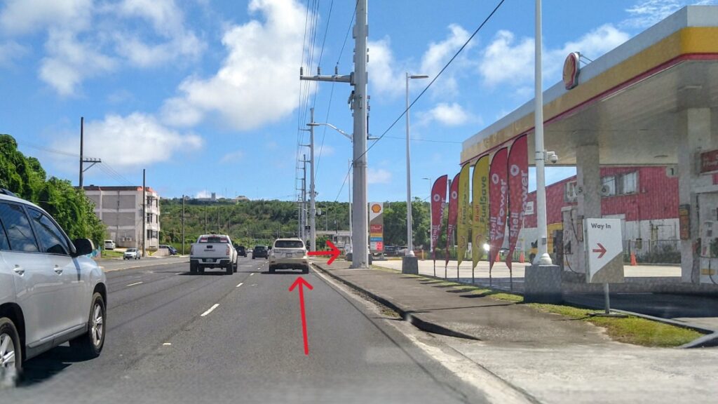ガソリンスタンド「Shell」の先で右折