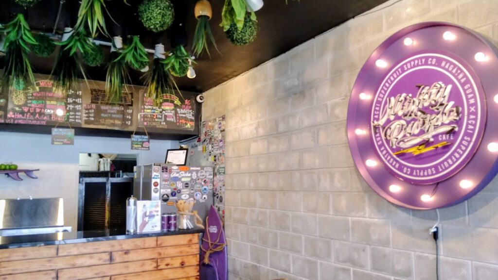 グアム「Mighty Purple Cafe」店内