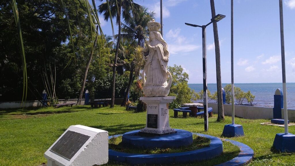 聖母マリアカマリン像