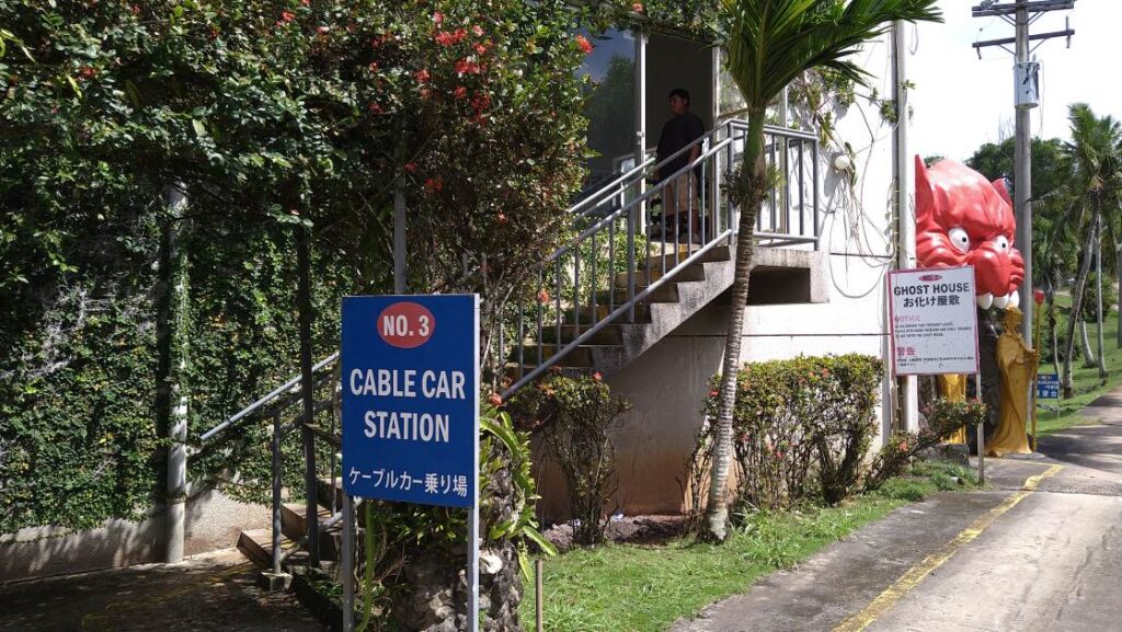 ロープウェイ乗り場の先にある入り口
