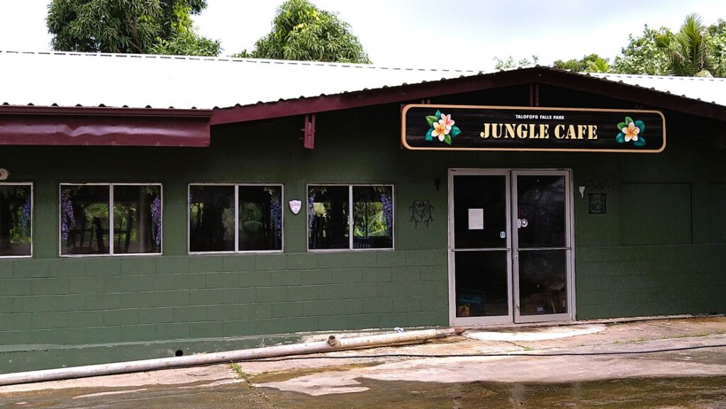 公園内のカフェ