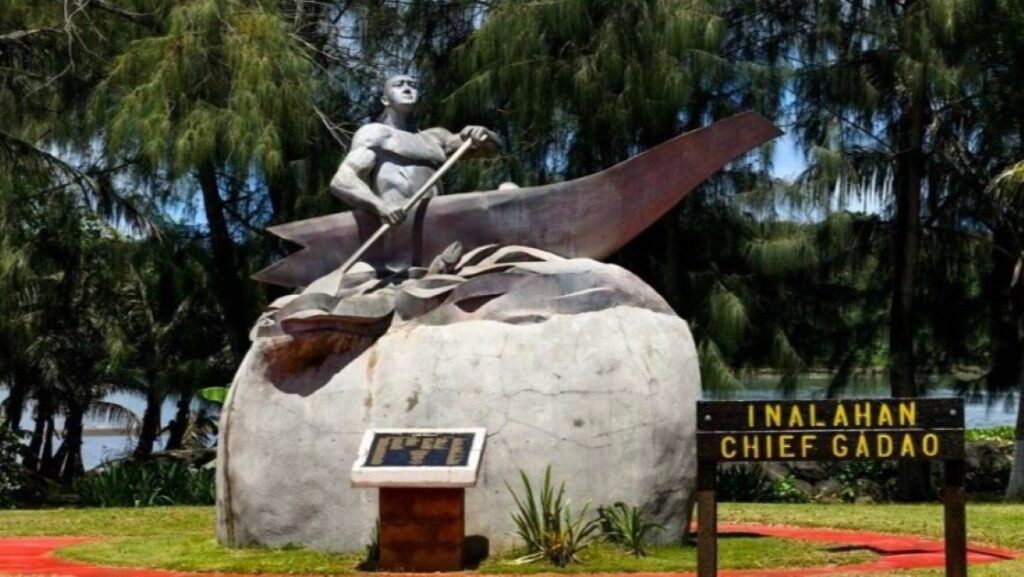 ガダオ酋長のカヌー像