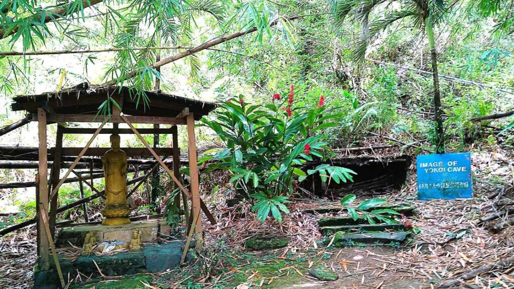 仏像と住居穴模型図