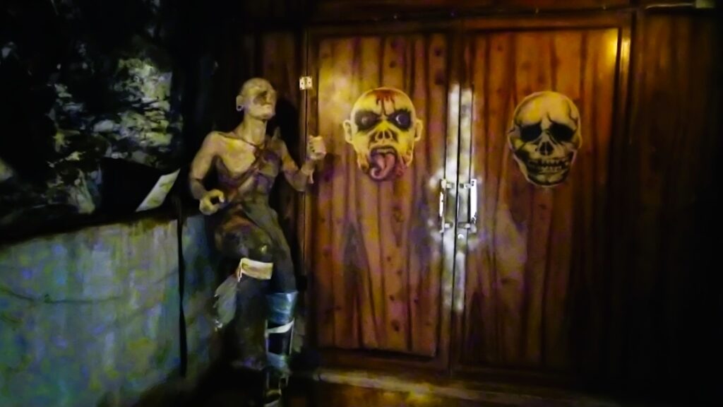 おばけ屋敷へのドア